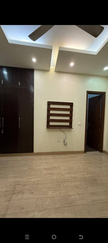 Room in 3 BHK Apartment at Smart World Orchard, Sector 61 – for Sale
