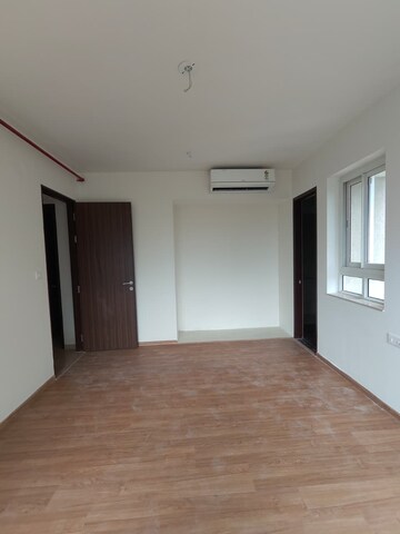 Master Bedroom in 3.5 BHK Apartment at Indiabulls One Indiabulls, Pokhran Road No Two – for Rent