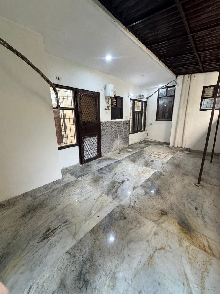 Room, ashoka enclave 4 Bedroom 350 Sq.Ft. Builder Floor In Ashoka Enclave Faridabad 9668348