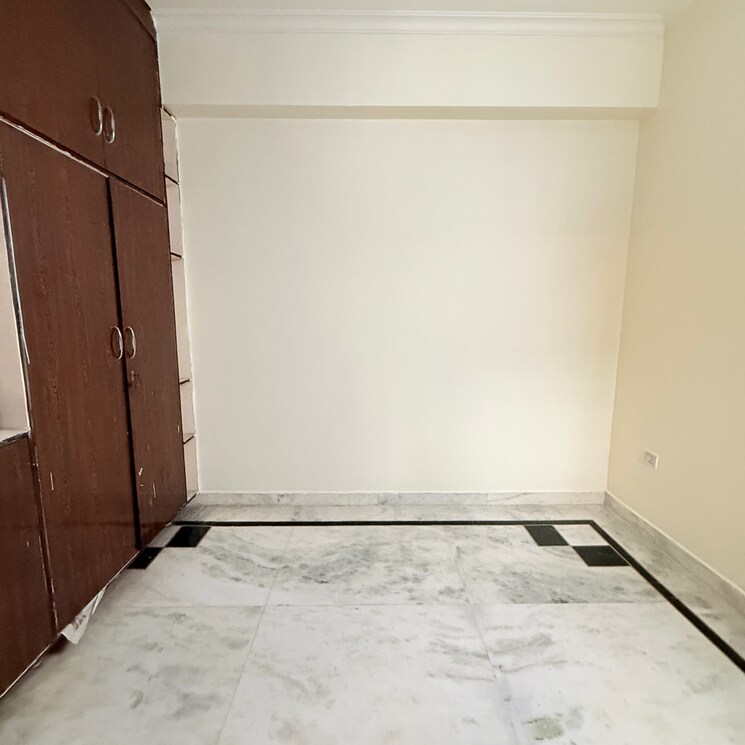 Room, sector 105 3 Bedroom 2152 Sq.Ft. Builder Floor In Sector 105 Noida 9668401
