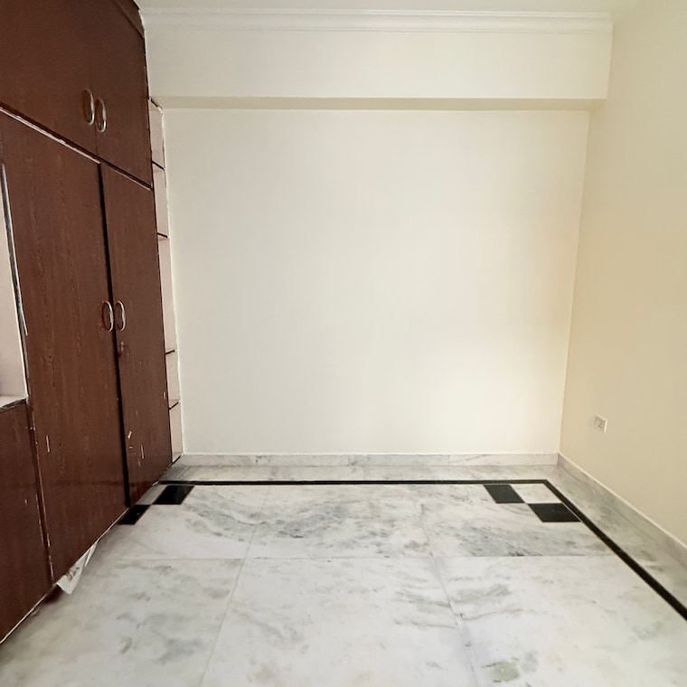 Room, sector 105 3 Bedroom 2152 Sq.Ft. Builder Floor In Sector 105 Noida 9668401