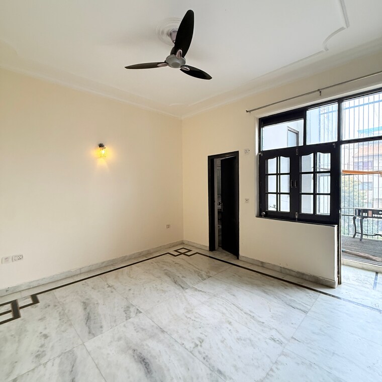 Room, sector 105 3 Bedroom 2152 Sq.Ft. Builder Floor In Sector 105 Noida 9668401