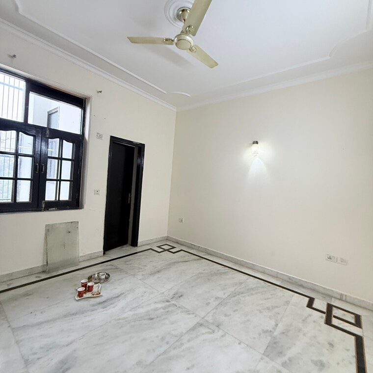 Room, sector 105 3 Bedroom 2152 Sq.Ft. Builder Floor In Sector 105 Noida 9668401