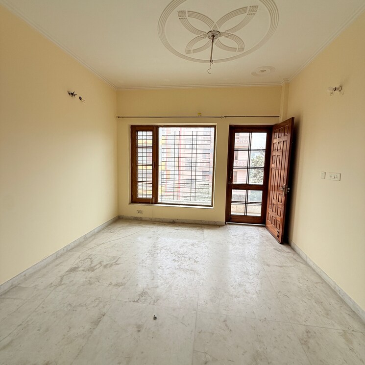 Room, sector 105 3 Bedroom 2152 Sq.Ft. Builder Floor In Sector 105 Noida 9668401