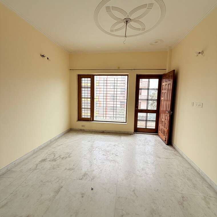 Room, sector 105 3 Bedroom 2152 Sq.Ft. Builder Floor In Sector 105 Noida 9668401