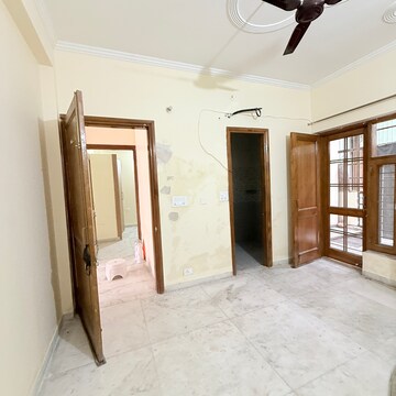 Room in 3 BHK Builder Floor at Sector 105 – for Rent