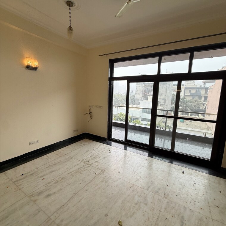 Room, sector 105 3 Bedroom 2152 Sq.Ft. Builder Floor In Sector 105 Noida 9668401