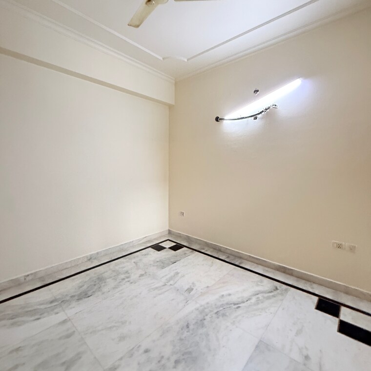 Room, sector 105 3 Bedroom 2152 Sq.Ft. Builder Floor In Sector 105 Noida 9668401