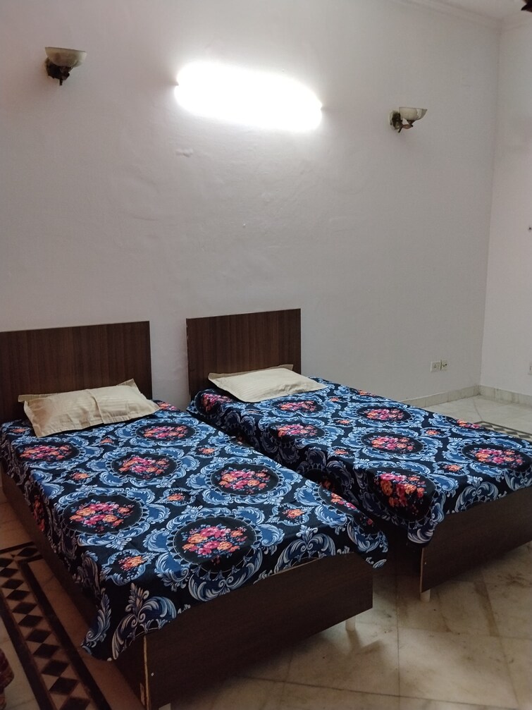 Room, sector 33 Pg For Boys & Girls In Sector 33 9668423