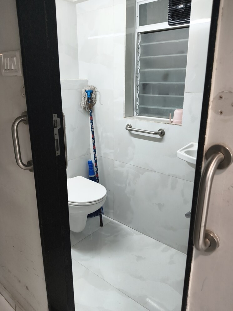 Bathroom, vile parle west 1 Bedroom 400 Sq.Ft. Apartment In Vile Parle West Mumbai 9668408