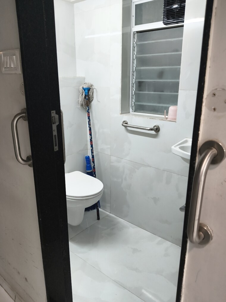 Bathroom, vile parle west 1 Bedroom 400 Sq.Ft. Apartment In Vile Parle West Mumbai 9668408
