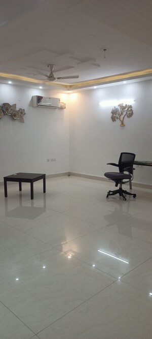 Master Bedroom in 3 BHK Builder Floor at DLF City Phase IV, Dlf Phase iv – for Rent