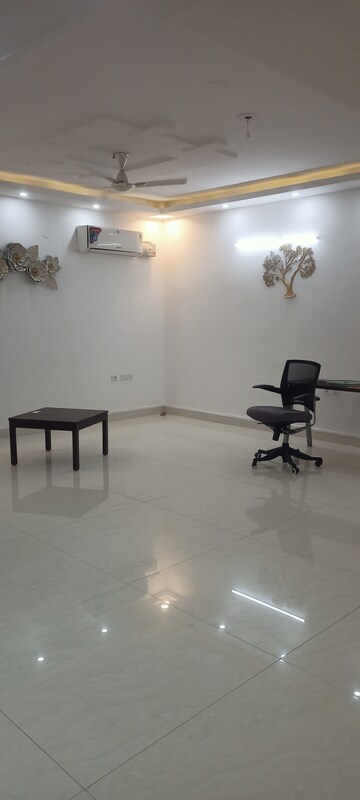 Master Bedroom in 3 BHK Builder Floor at DLF City Phase IV, Dlf Phase iv – for Rent