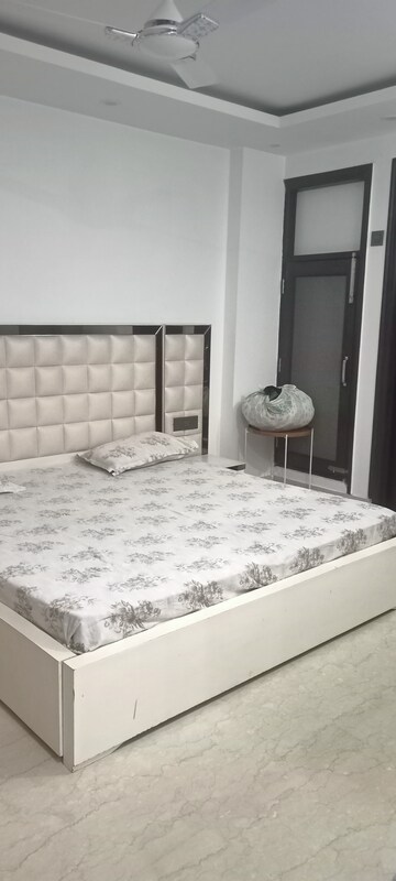 Bedroom in 3 BHK Builder Floor at DLF City Phase IV, Dlf Phase iv – for Rent