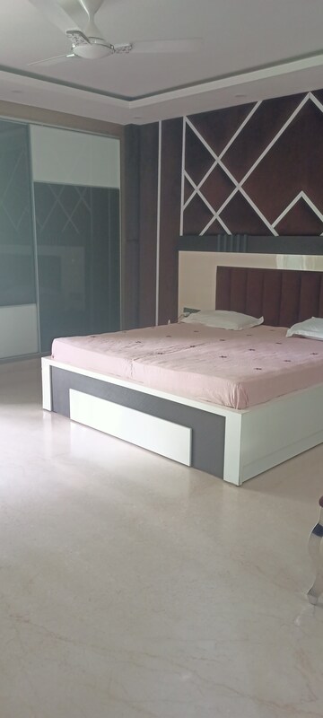 Bedroom in 3 BHK Builder Floor at DLF City Phase IV, Dlf Phase iv – for Rent