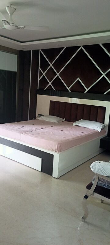 Bedroom in 3 BHK Builder Floor at DLF City Phase IV, Dlf Phase iv – for Rent