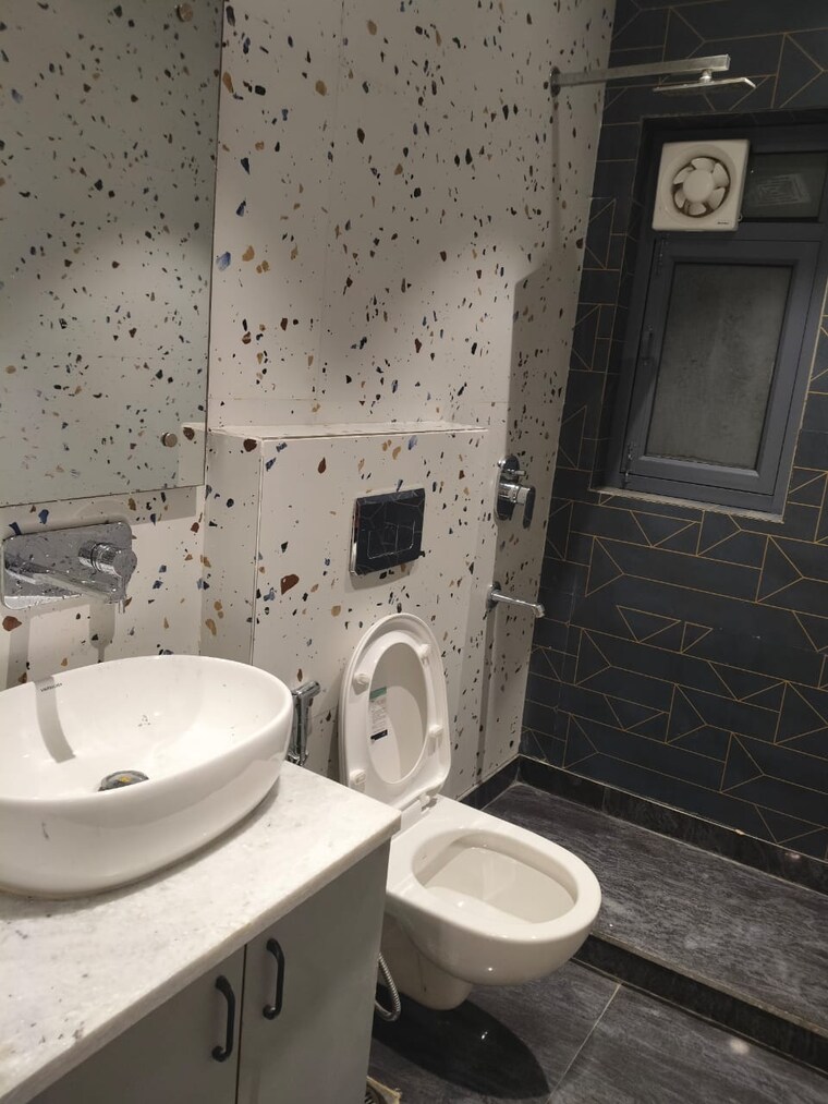 Bathroom, panchsheel enclave 1 Bedroom 100 Sq.Yd. Builder Floor In Panchsheel Enclave Delhi 9668478