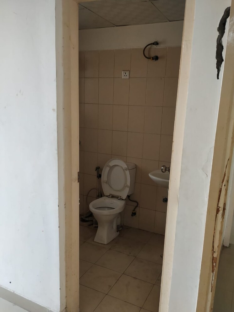 Bathroom, puri-pratham 2 Bedroom 1100 Sq.Ft. Apartment In Sector 84 Faridabad 9668554