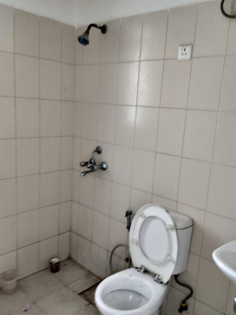 Bathroom, puri-pratham 2 Bedroom 1100 Sq.Ft. Apartment In Sector 84 Faridabad 9668554