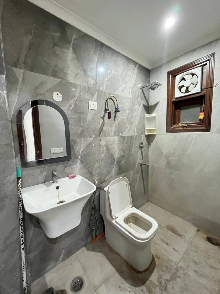 Bathroom, maidan garhi 2 Bedroom 1000 Sq.Ft. Apartment In Maidan Garhi Delhi 9668664