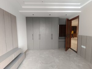 Room in 3 BHK Builder Floor at Janakpuri – for Rent