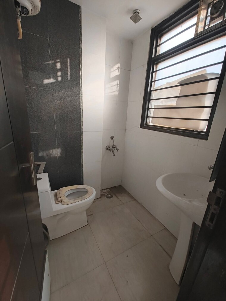 Bathroom, chattarpur 3 Bedroom 1500 Sq.Ft. Apartment In Chattarpur Delhi 9668743