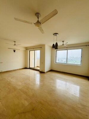 Room in 3 BHK Apartment at Unitech Uniworld Gardens, Sector 47 – for Rent