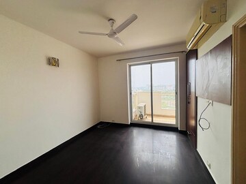 Room in 3 BHK Apartment at Unitech Uniworld Gardens, Sector 47 – for Rent