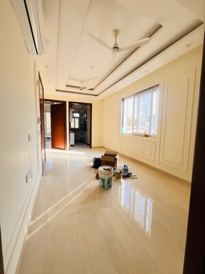 Room in 2 BHK Builder Floor at Sector 40 – for Rent