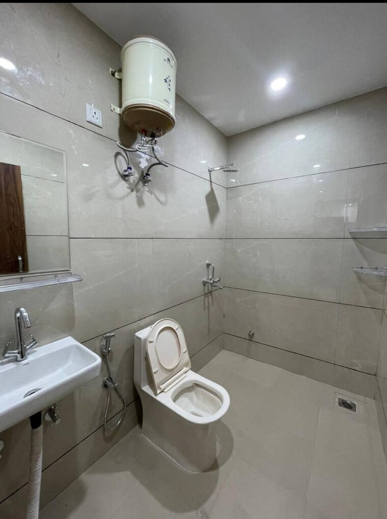 Bathroom, saket 1 RK 300 Sq.Ft. Apartment In Saket Delhi 9668835