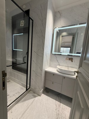 Bathroom in 3 BHK Builder Floor at S S Southend, Sector 49 – for Sale