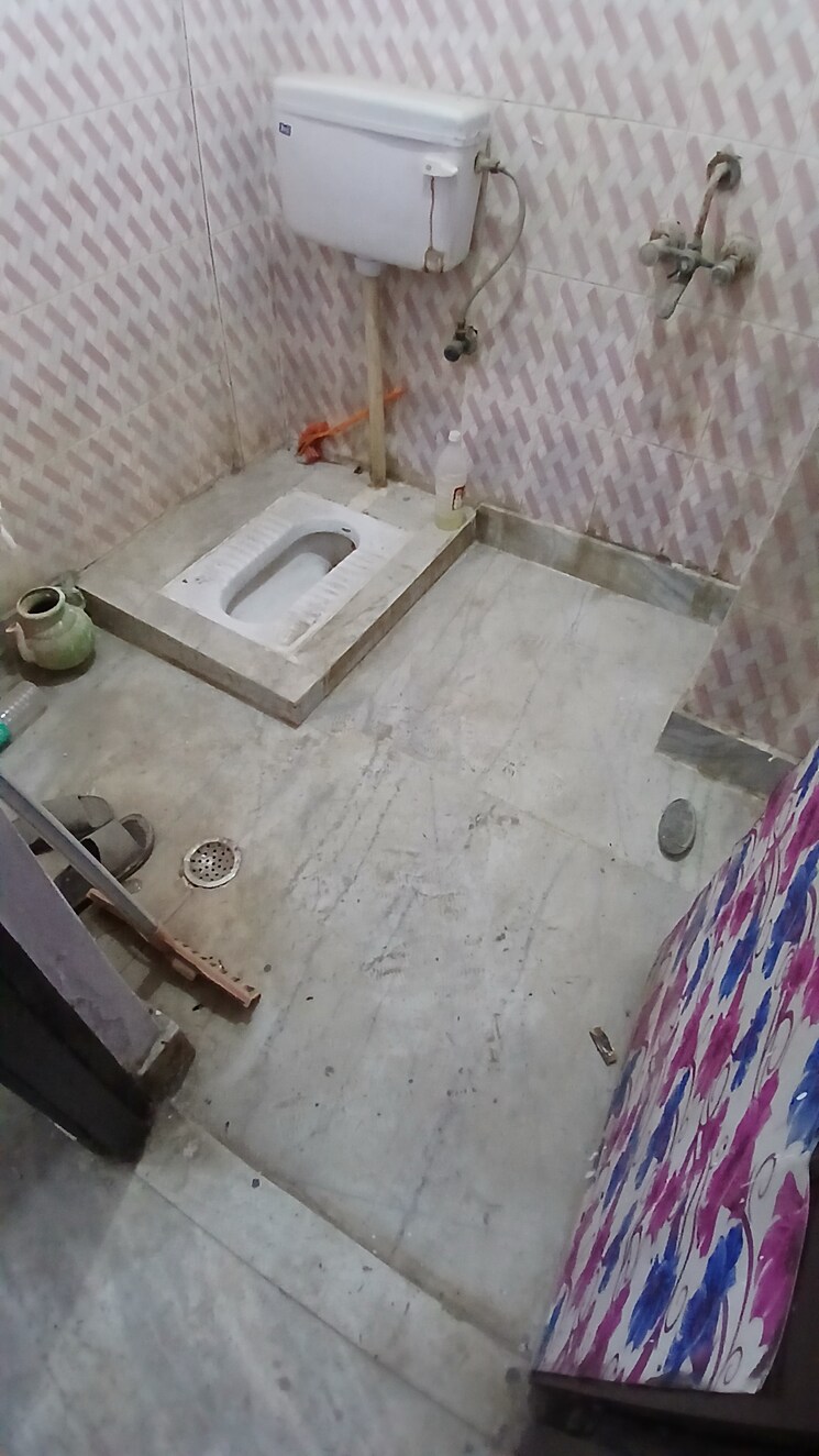 Bathroom, jogabai extension 2 Bedroom 450 Sq.Ft. Apartment In Jogabai Extension Delhi 9668880