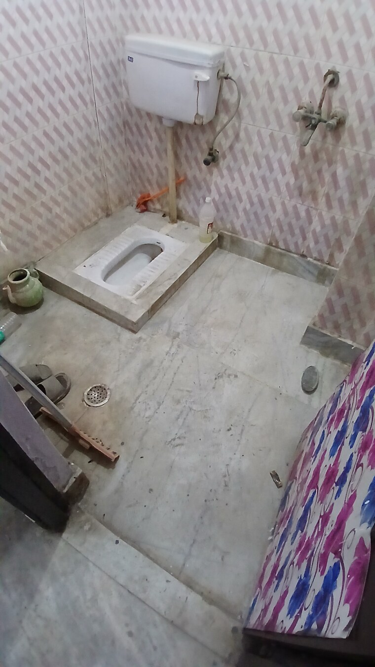 Bathroom, jogabai extension 2 Bedroom 450 Sq.Ft. Apartment In Jogabai Extension Delhi 9668880