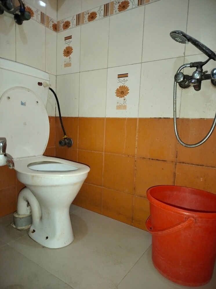 Bathroom, sarita vihar 1 Bedroom 450 Sq.Ft. Apartment In Sarita Vihar Delhi 9668879