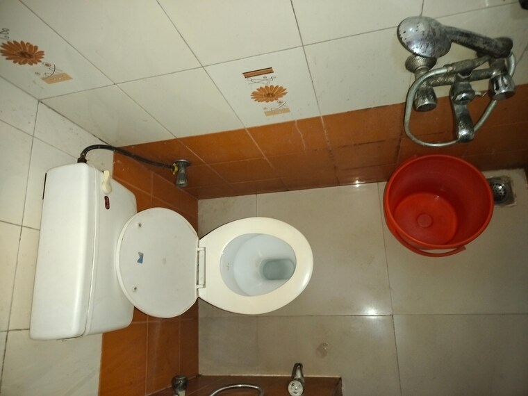 Bathroom, sarita vihar 1 Bedroom 450 Sq.Ft. Apartment In Sarita Vihar Delhi 9668879