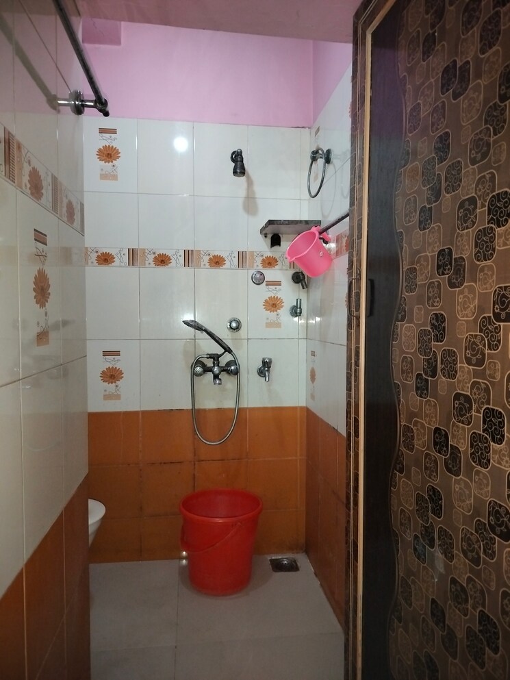 Bathroom, sarita vihar 1 Bedroom 450 Sq.Ft. Apartment In Sarita Vihar Delhi 9668879