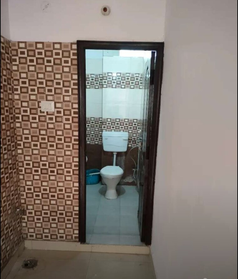 Room, hazratganj Commercial Office Space 1500 Sq.Ft. In Hazratganj Lucknow 9668914