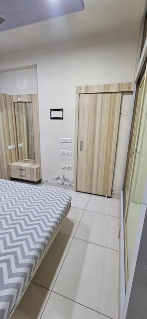 Room in 3 BHK Apartment at Bhayli – for Rent