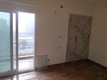 Room in 6 BHK Apartment at Samridhi Luxuriya Avenue, Sector 150 – for Rent