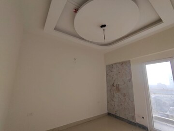 Room in 6 BHK Apartment at Samridhi Luxuriya Avenue, Sector 150 – for Rent