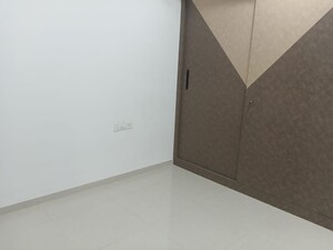 Room in 3.5 BHK Apartment at Kalpataru Immensa B, Kolshet Road – for Rent