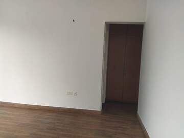 Room in 3 BHK Builder Floor at Godrej Frontier, Sector 80 – for Rent