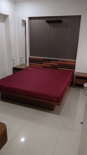 Bedroom in 2 BHK Apartment at Makarba – for Rent