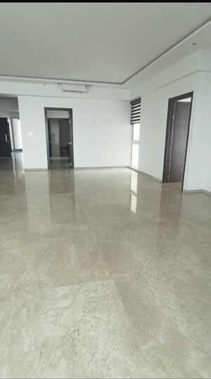 Room in 5 BHK Apartment at Raheja Imperia, Worli – for Rent