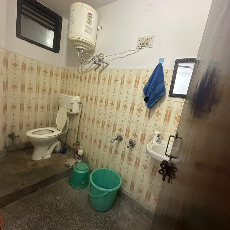 Attached Bathroom, katwaria sarai 1 Bedroom 250 Sq.Ft. Builder Floor In Katwaria Sarai Delhi 9670299