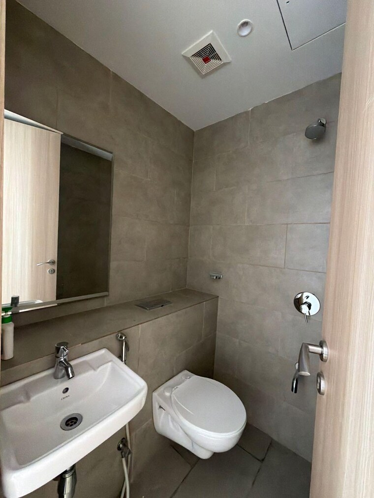 Bathroom, rustomjee-crown 4 Bedroom 2500 Sq.Ft. Apartment In Prabhadevi Mumbai 9670237