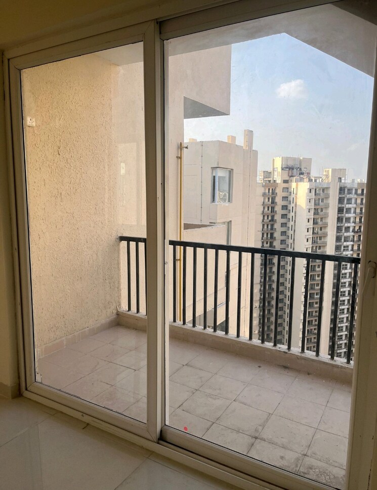 Room, amrapali-heartbeat-city 3 Bedroom 1350 Sq.Ft. Apartment In Sector 107 Noida 9670576
