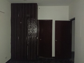 Room in 2.5 BHK Apartment at Mahagun Mywoods, Sector 16c Greater Noida – for Rent