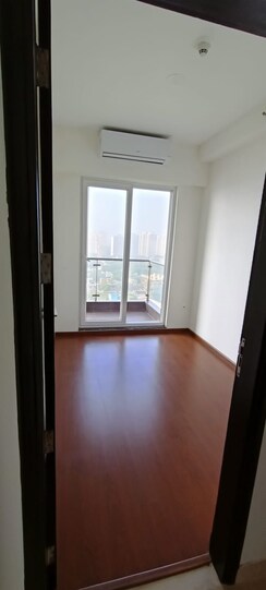 2.5 BHK + Study Room Apartment For Sale in Microtek Greenburg