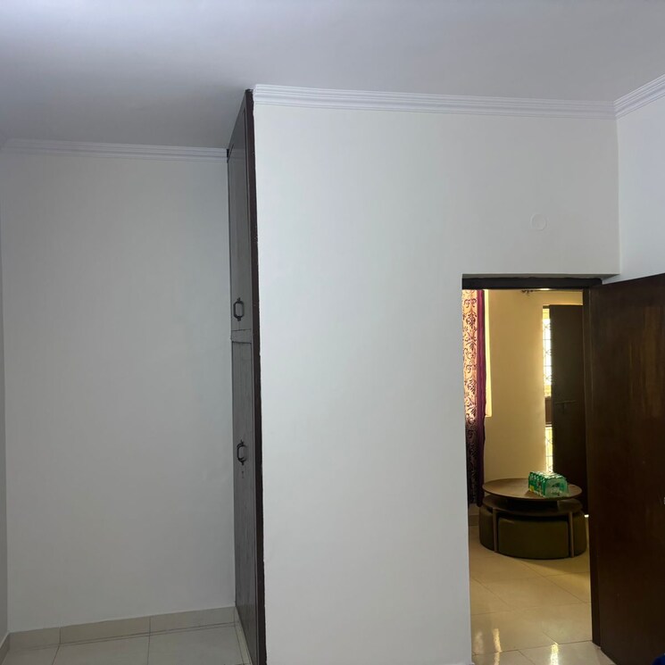 Room, rwa-apartments-sector-40 5 Bedroom 200 Sq.Mt. Independent House In Sector 40 Noida 9670795